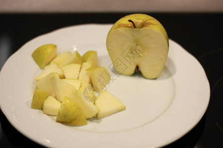 苹果切在白盘子上图片