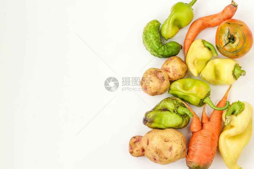 黄胡萝卜黄瓜土豆辣椒和白底番茄丑陋食品概图片