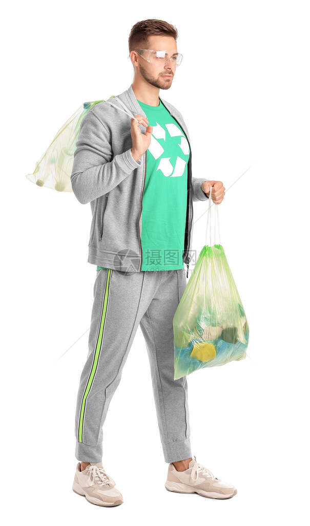 穿T恤的男子在白色背景上印有回收标志和垃圾袋图片
