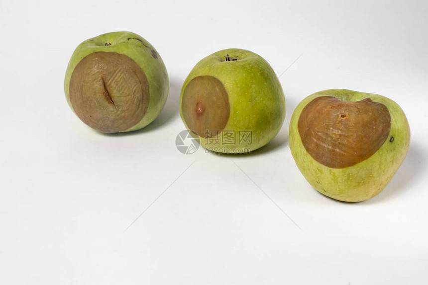 没有品味的绿色苹果苹果皮上的黑软点图片