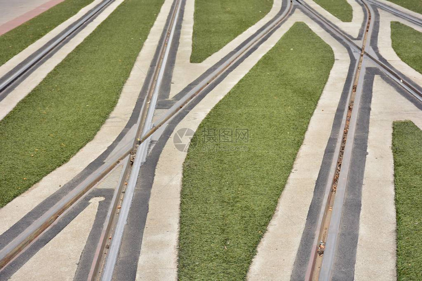 用人造草皮穿越城市电车的轨道图片