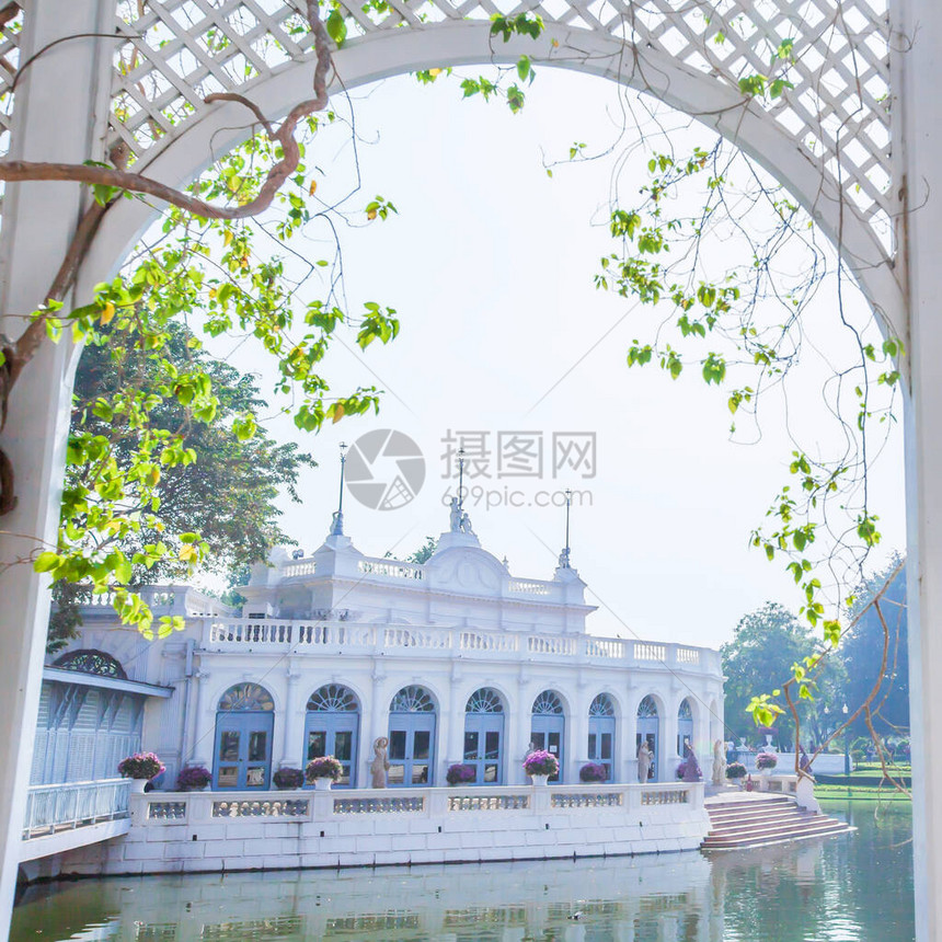 BangPaIn宫的华丽建筑被热带湖泊所环绕图片