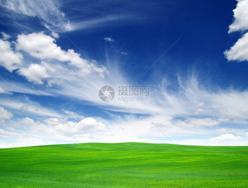 绿色的田野和蓝天与云彩图片