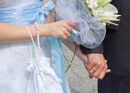 幸福的手在婚礼上图片
