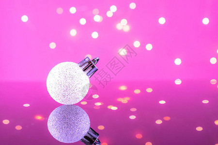 圣诞装饰球闪烁散景光背景上圣诞球装饰新年概念图片