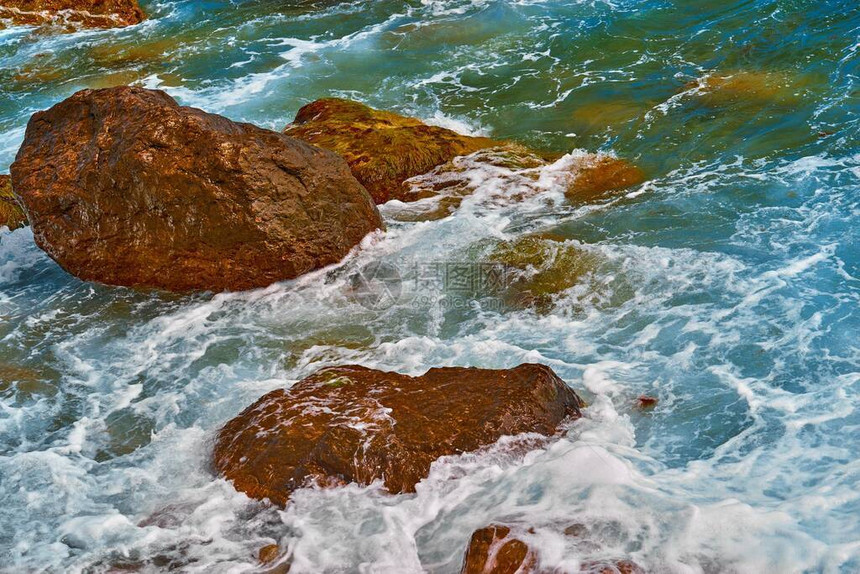 海浪和白色泡沫封图片