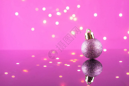圣诞装饰球闪烁散景光背景上圣诞球装饰概念图片