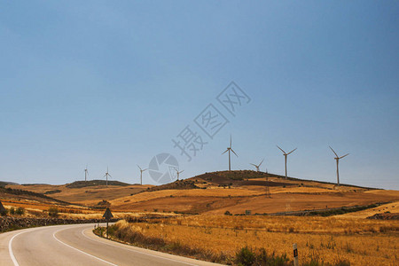 黄色山丘上的风力发电厂风动车能发电软有图片