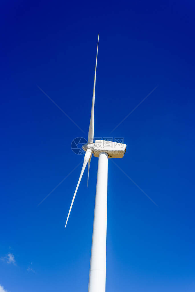 风力涡轮机在蓝色天空下发电的低角度视图生态清洁能源生产概念可再生图片