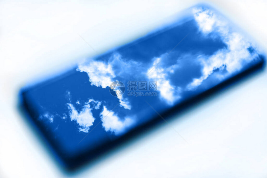 在白色背景的智能手机屏幕上云层在天图片