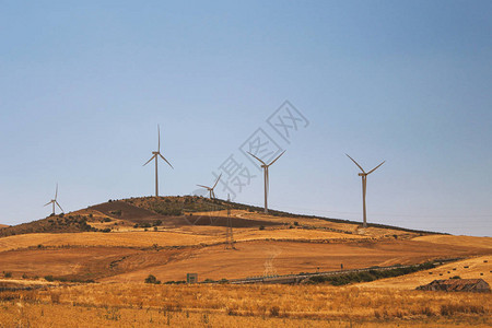 黄色山丘上的风力发电厂风动车能发电软有图片