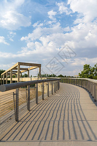 以栅栏的阴影背景水泥桥蓝天空白云日落垂直图片