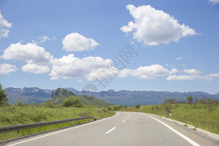 穿越阳光明媚的春天或克罗地亚南部夏季乡村的道路图片