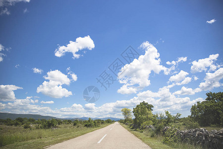 穿越阳光明媚的春天或克罗地亚南部夏季乡村的道路图片