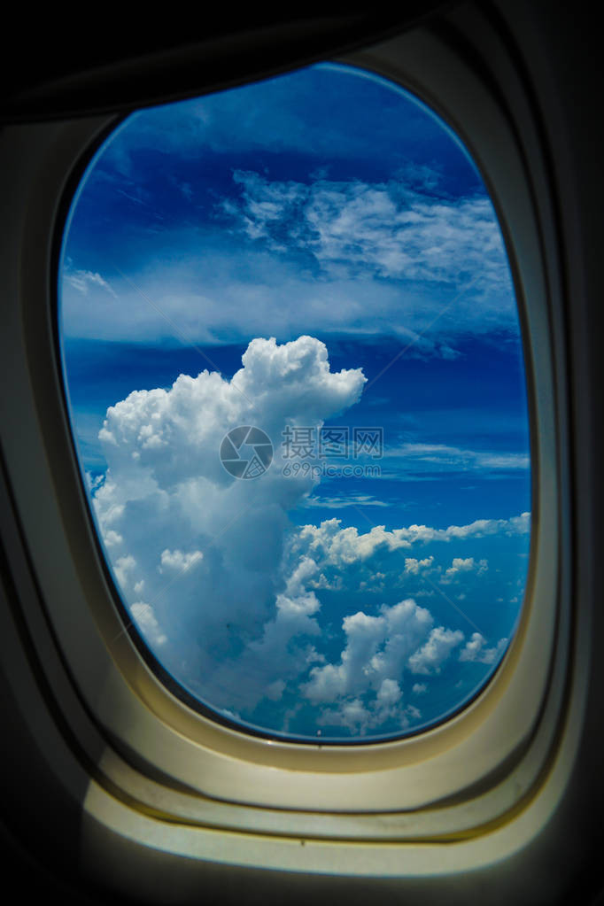 从飞机上看到的云和天空图片