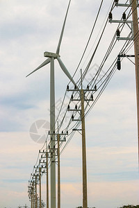 风力发电机在美丽的自然景观中生产可再生绿色能源是对环图片