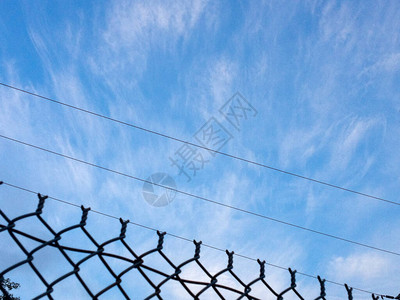 蓝天云锁链栅栏背景设计元素图案图片