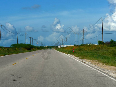 在加尔维斯顿岛的宽阔公路上有蓝天图片