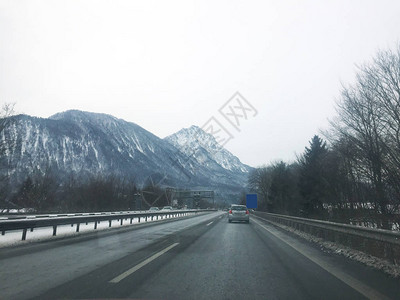 山中冬路风景图片