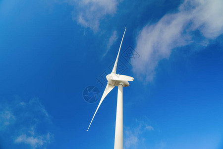 风力涡轮机在蓝色天空下发电节能概图片