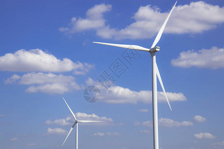 蓝色天空中的风力涡轮机图片