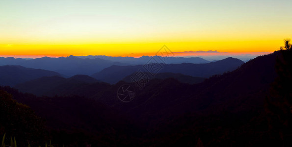 前往泰国道明观点的白山太阳落山观视全景泰道米昂观图片
