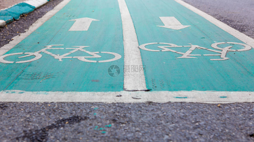 街道背景上的蓝色自行车镜头图片