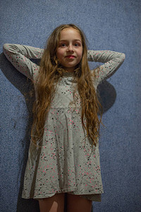 八岁的女孩穿着灰色针织连衣裙图片