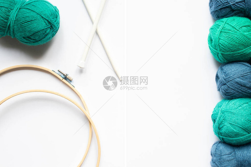 蓝色和绿色羊毛线编织物和白底针织图片