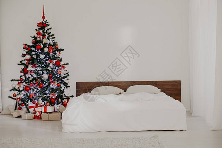 带有圣诞树圣诞礼物1的白图片