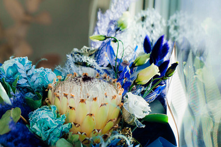 美丽的花束上面有蓝色的花朵在壁画背景图片