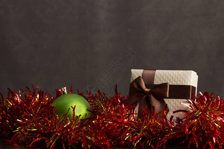 灰色的礼物盒和棕色的弓是红色图片
