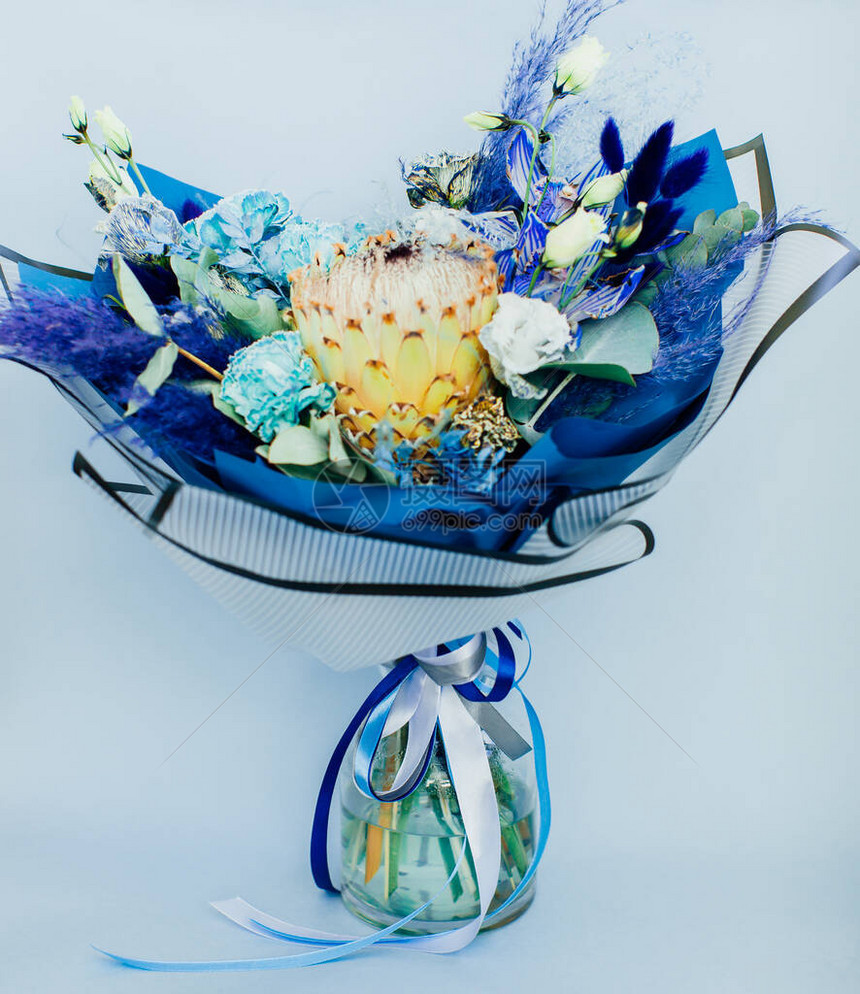 美丽的花束上面有蓝色的花朵在壁画图片