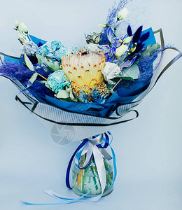 美丽的花束上面有蓝色的花朵在壁画图片