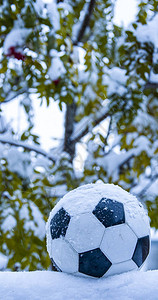 足球冬天有雪的足球图片