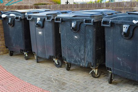 垃圾箱在城市里用于存放市中心各种垃圾的黑色大容量器二次废物和维修产图片