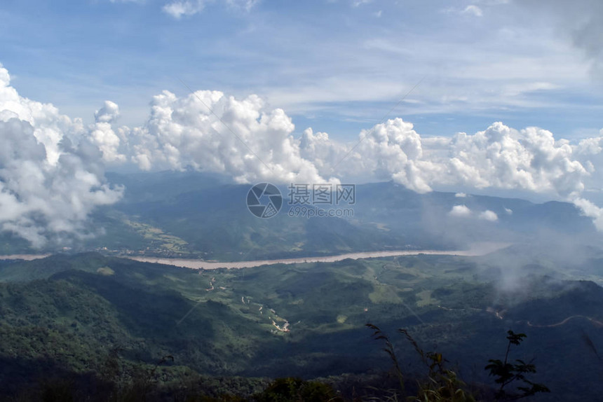 雾薄的山峰明亮的太阳蓝天雾泽山地景图片