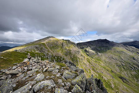 Scafell山顶的阳光图片