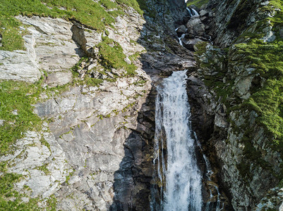 瑞士山瀑布鸟瞰图图片