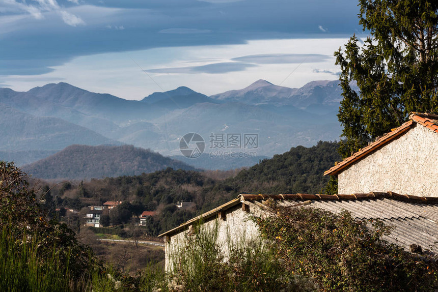 与欧洲村庄的山风景图片