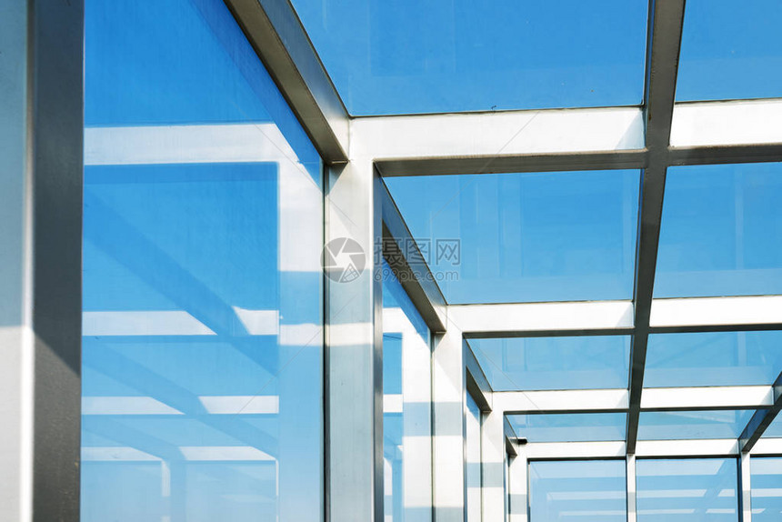 现代建筑的透明玻璃屋顶图片