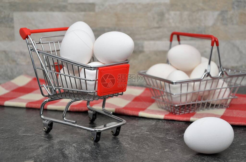带白鸡蛋的购物篮图片