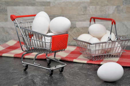 带白鸡蛋的购物篮图片