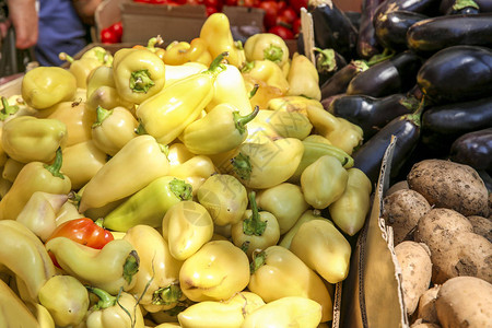 将新鲜蔬菜在市场图片