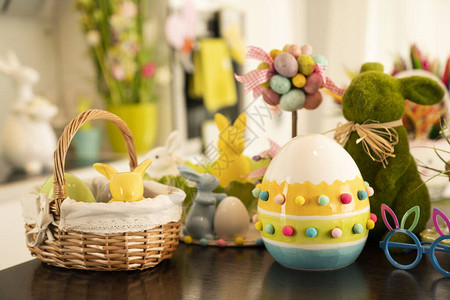 复活节主题复活节装饰品在篮子和复活节兔子的复活节彩蛋图片
