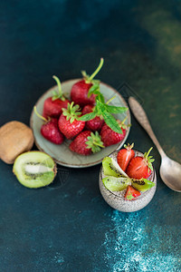 美味的甜点菜鸟草莓和种子早餐时新鲜图片