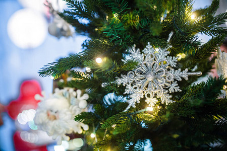 避雷圣诞节树枝上的雪花形式的玩具背景