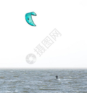 在荷兰湖的海浪上风筝冲浪图片
