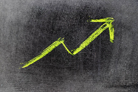绿色粉笔在黑板背景上作为向上箭头图绘制销售概念利润公司成本图片