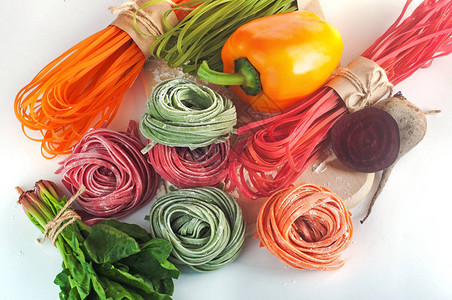 白面上带天然植物染料菠萝辣椒甜菜的多彩色原意大利意大利意面图片